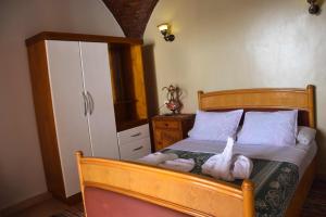 um quarto com uma cama com animais de peluche em Villa Sunrise em Luxor mais 61 fotografias