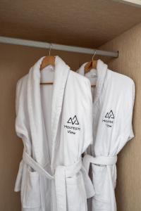 阿拉木图Mountain View Residence Hotel的挂在架子上的一组白色毛巾 更多25张照片