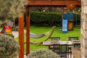 Zahrada ubytování SivasZen Family Villa, Heated Pool, Fitness & Play, By ThinkVilla + 44 fotografií