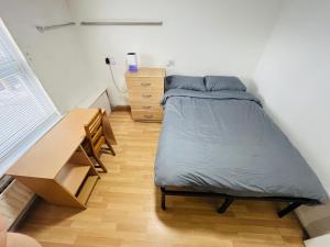 Кровать или кровати в номере West London & East Acton - Budget Bright Double Rooms with Quick Central London connection & Direct to Heathrow Airport