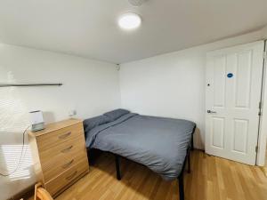 Кровать или кровати в номере West London & East Acton - Budget Bright Double Rooms with Quick Central London connection & Direct to Heathrow Airport