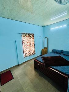 バガモンにあるPheonix home stayの青いベッドルーム(ベッド1台、窓付) +13枚の写真