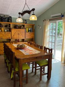una sala da pranzo con tavolo e sedie in legno di Casa 7 Cajones a Trapiche