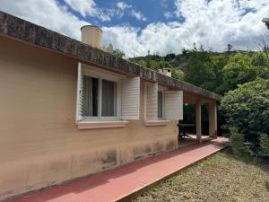 una casa con finestre bianche sul lato di Casa 7 Cajones a Trapiche