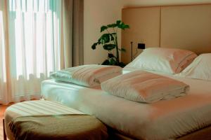 two beds sitting next to each other in a room at Tenuta Tommasi - Relais Bacco in Caorle