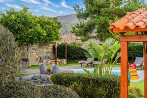 einen Hinterhof mit einem Pool und einem Pavillon in der Unterkunft SivasZen Family Villa, Heated Pool, Fitness & Play, By ThinkVilla in Sívas + 40 Fotos