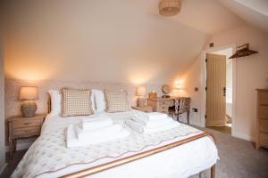 特维德上游的贝里克Briar Cottage Paxton, Berwick Upon Tweed的卧室里有一张床，床单和枕头都是白色的