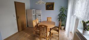 a dining room table and chairs in a room at Ferienwohnung in Baunatal in Baunatal +4 photos