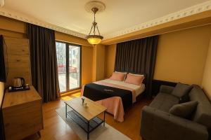 Ένα ή περισσότερα κρεβάτια σε δωμάτιο στο Royal Suite Hotel