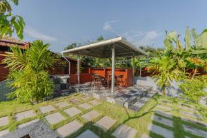 Un jardín fuera de UDUPI HOMESTAY - Cottage House - Dendoorkatte