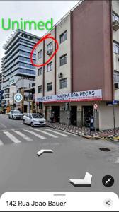 ein Schild auf der Seite eines Gebäudes in der Unterkunft AP Itajaí in Itajaí + 2 Fotos