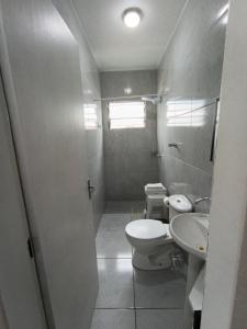 ein Badezimmer mit Toilette und Waschbecken in der Unterkunft AP Itajaí in Itajaí