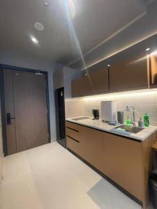una cocina con fregadero y encimera en Antara Genting by Enigma 2BR, High Floor, en Genting Highlands