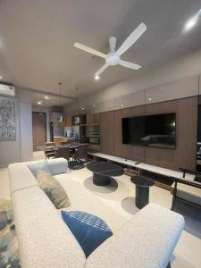 Una sala de estar con un sofá y un ventilador de techo. en Antara Genting by Enigma 2BR, High Floor, en Genting Highlands 26 fotos más