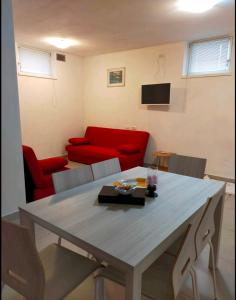 Χώρος καθιστικού στο R. & M. RELAX Appartamento con giardino, barbecue