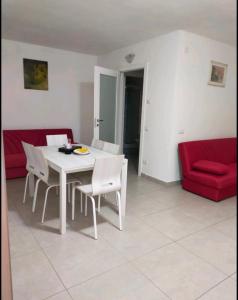 Χώρος καθιστικού στο R. & M. RELAX Appartamento con giardino, barbecue