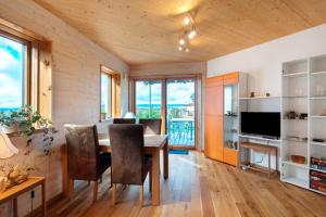 een eetkamer met een tafel en een televisie bij Ferienwohnung Do-Mizil in Dornstetten