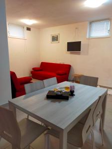 Μια τηλεόραση ή/και κέντρο ψυχαγωγίας στο R. & M. RELAX Appartamento con giardino, barbecue +22 φωτογραφίες