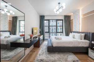 Una cama o camas en una habitación de bnbmehomes - Stand Point Tower A 15 fotos más