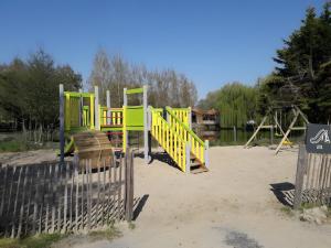 Legeområdet for børn på Chalet bois 8 Domaine Les Epinettes