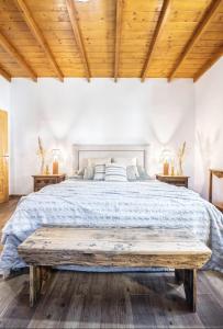 una camera da letto con un letto grande con soffitto in legno di El Refugio de la Caridad a Tenteniguada