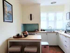 Η κουζίνα ή μικρή κουζίνα στο My River Retreat