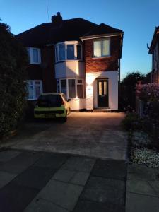 伯明翰Parkdale-Ideal for Birmingham Airport, International Train Station-Resorts World, NEC ,JLR & HS2 sites的停在房子前面的汽车
