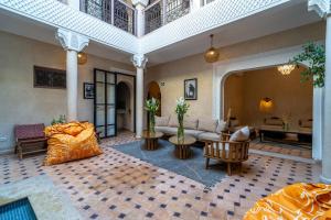 een woonkamer met een bank en een tafel bij Riad Beldi in Marrakesh