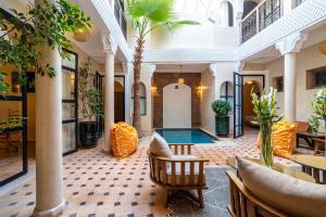een hotellobby met een zwembad in het midden bij Riad Beldi in Marrakesh