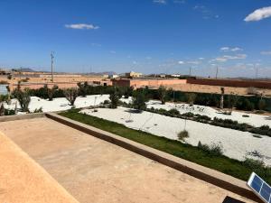 Blick auf einen Garten mit Bäumen und Sträuchern in der Unterkunft Villa l'odyssée in Marrakesch