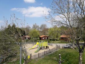 een speeltuin met een gele glijbaan in een park bij Chalet confort 2 in Saint-Gervais