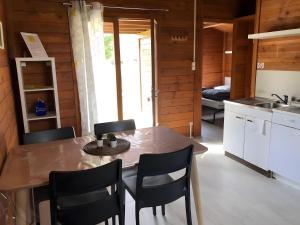 een keuken en eetkamer met een tafel en stoelen bij Chalet confort 10 in Saint-Gervais +8 foto's