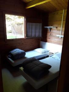 twee bedden in een kamer met twee ramen bij Chalet confort 10 in Saint-Gervais