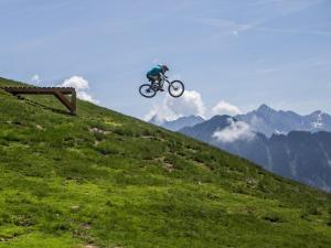 Nespecifikovaný výhled na hory nebo výhled na hory při pohledu z apartmánu + 4 fotografie