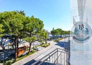 een uitzicht op een straat met een parkeerplaats bij Cocktail Lake Front Family apartment DesenzanoLoft Official Partner Homes & Villas by Marriott Bonvoy in Desenzano del Garda +43 foto's