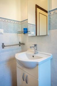 Ένα μπάνιο στο Trilocale con giardino e posto auto a Marcelli - M152 +22 φωτογραφίες