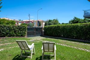 Κήπος έξω από το Trilocale con giardino e posto auto a Marcelli - M152