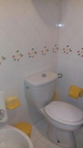 bagno bianco con servizi igienici e lavandino di Villetta Smeralda ad Arenella