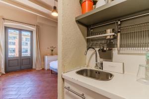 una cocina con fregadero y una habitación en Flateli Ballesteries, en Girona 54 fotos más