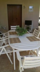 アレネッラにあるVilletta Smeraldaの白いテーブルと椅子