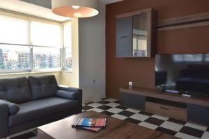 un soggiorno con divano e TV a schermo piatto di Bright and Central 2 Bedroom with Harbour view a Msida