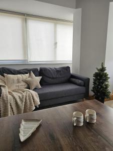 un soggiorno con divano e albero di Natale di Bright and Central 2 Bedroom with Harbour view a Msida