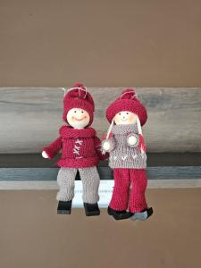 due bambole sono sedute su una ringhiera di Bright and Central 2 Bedroom with Harbour view a Msida