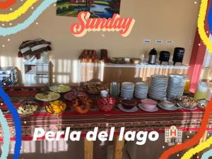 un buffet con piatti e cibo su un tavolo di Hotel Perla del Lago a Copacabana