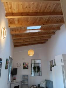 a living room with a wooden ceiling at Finca Las Abuelas in Galaroza
