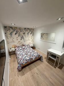 Giường trong phòng chung tại Coin de paradis à Grenoble