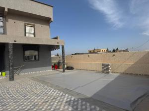 un parking vide à côté d'un bâtiment dans l'établissement Villa agadir, à Glalcha