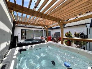 蒙特朗布朗Le 800 de St-Jovite的后院的热水浴池,配有木制凉棚