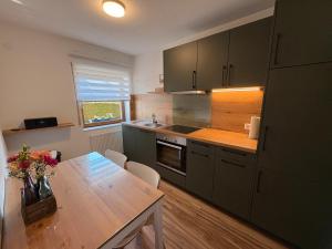 托特瑙Heimatliebe neu的厨房配有木桌和台面