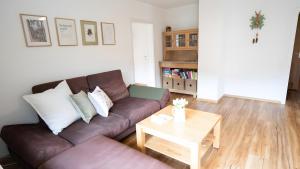 托特瑙Heimatliebe neu的客厅里有一张沙发和一张桌子。